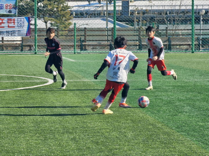 [창원=뉴시스] 강경국 기자 = 유소년축구 선수들이 경남 창원시 동계훈련지에서 전지훈련을 하고 있다. (사진=창원시청 제공). 2025.11.04. photo@newsis.com *재판매 및 DB 금지