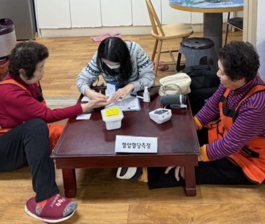 [안산=뉴시스]단원보건소 대부보건지소에서 대부도 경로당으로 찾아가는 이동 보건지소를 운영, 어르신의 혈압과 혈당수치 등을 측정하고 있다.(사진=안산시 제공)2025.11.04.photo@newsis.com *재판매 및 DB 금지