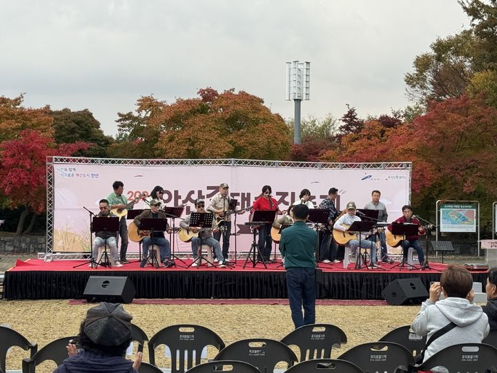 [안산=뉴시스]안산환경재단이 1일 안산갈대습지에서 '2025 안산갈대습지축제'를 진행하고 있다.(사진=안산환경재단 제공)2025.11.04.photo@newsis.com *재판매 및 DB 금지