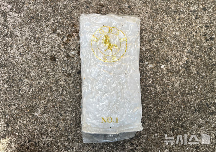 [제주=뉴시스] 제주지방해양경찰청이 4일 공개한 지난 1일 오전 제주항 인근에서 발견된 마약류 의심 물질. (사진=제주지방해양경찰청 제공) 2025.11.04. photo@newsis.com 