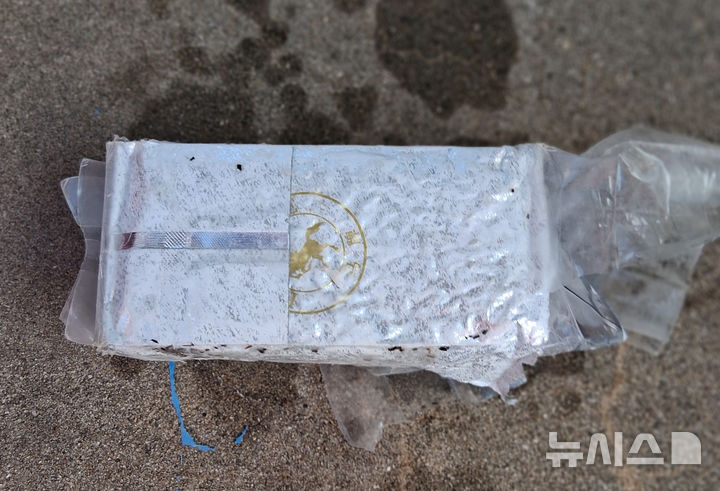 [제주=뉴시스] 제주지방해양경찰청이 4일 공개한 지난달 31일 오전 제주시 조천읍 해안가에서 발견된 마약류 의심 물질. (사진=제주지방해양경찰청 제공) 2025.11.04. photo@newsis.com