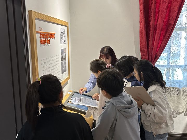 [서울=뉴시스] 덕수궁 중명전 전시실에서 제국익문사 요원 선발 테스트 미션 활동 (사진=국가유산청 제공) 2025.11.04. photo@newsis.com *재판매 및 DB 금지