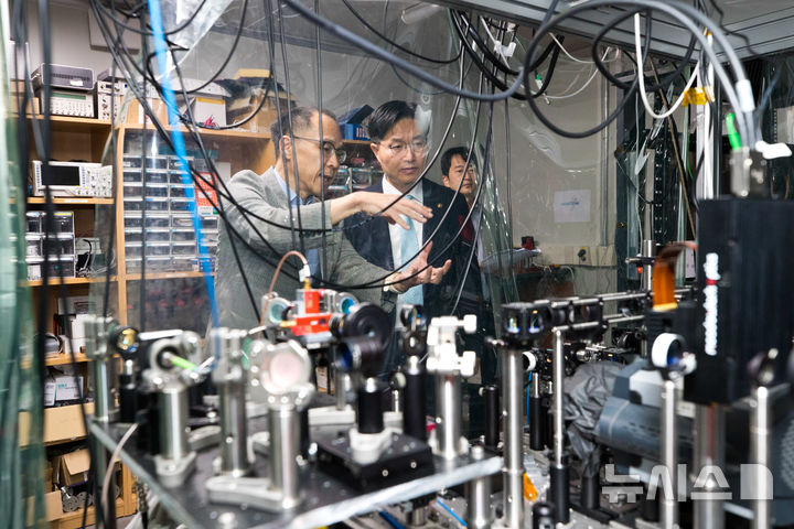 [대전=뉴시스]구혁채 과학기술정보통신부 제1차관이 4일 오전 대전광역시 유성구 한국과학기술원(KAIST) 안재욱 석좌교수 연구실을 방문해 '원자 광집게 레이저 장비' 에 대해 설명 듣고 있다. (사진=과기정통부 제공)