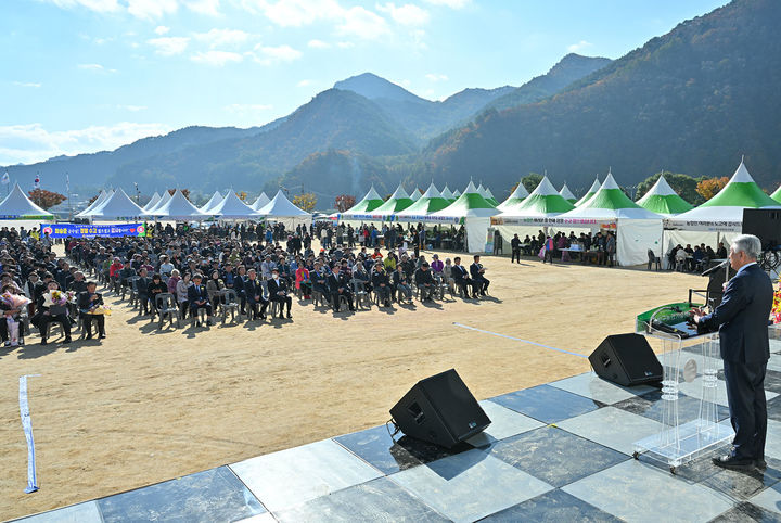 4일 정선공설운동장에서 열린 ‘제31회 정선군 농업인의 날’ 행사에 참석한 최승준 정선군수가 인사말을 하고 있다.(사진=정선군 제공) *재판매 및 DB 금지