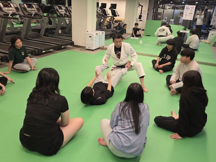 [수원=뉴시스] 최현수 전문강사가 입사생들을 지도하고 있다. (사진=경기도기숙사 제공) 2025.11.04. photo@newsis.com *재판매 및 DB 금지