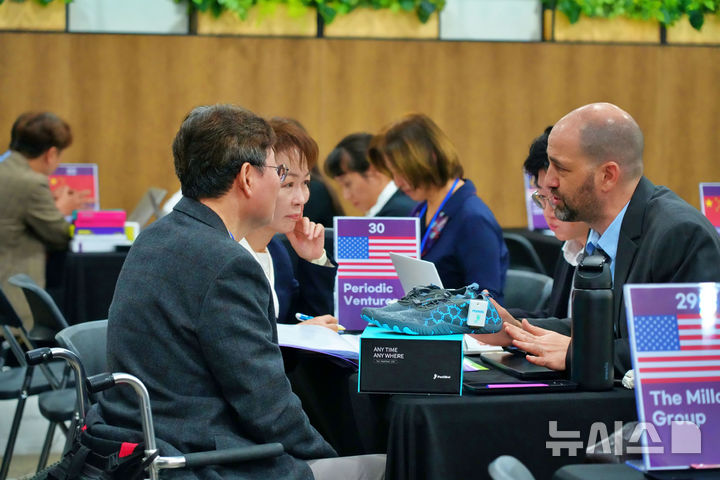 [성남=뉴시스] '성남 국제 바이오헬스케어 컨벤션(SBIC 2025)'에서 참가 기업들이 수출상담을 진행하고 있다. (사진=성남시 제공) 2025.11.04. photo@newsis.com