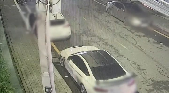 [울산=뉴시스] 박수지 기자 = 울산 남구 CCTV관제센터에 포착된 차량털이범. (사진=울산경찰청 제공) 2025.11.04. photo@newsis.com *재판매 및 DB 금지