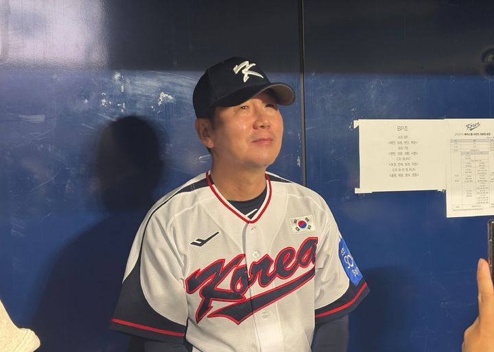 [서울=뉴시스] 김민수 수습 기자=한국 야구대표팀을 지휘하는 류지현 감독이 3일 서울 고척스카이돔에서 열린 2025 K-베이스볼 시리즈 대비 3일 차 훈련을 앞두고 취재진을 만나 인터뷰하고 있다. 2025.11.04. jmmda@newsis.com *재판매 및 DB 금지