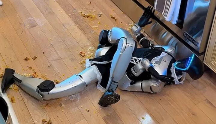 [뉴시스] 로봇이 볶음요리를 시도하다 음식물을 바닥에 쏟고 미끄러져 쓰러지는 영상이 온라인에서 화제를 모으고 있다. (사진 = 데일리메일 캡처) 2025.11.04. *재판매 및 DB 금지