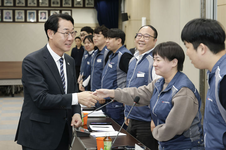 [화성=뉴시스]정명근 화성시장이 3일 2025년 하반기 공무원 노사협의회에 앞서 전국공무원노동조합 화성시지부 관계자들과 인사를 나누고 있다.(사진=화성시 제공)2025.11.04.photo@newsis.com *재판매 및 DB 금지