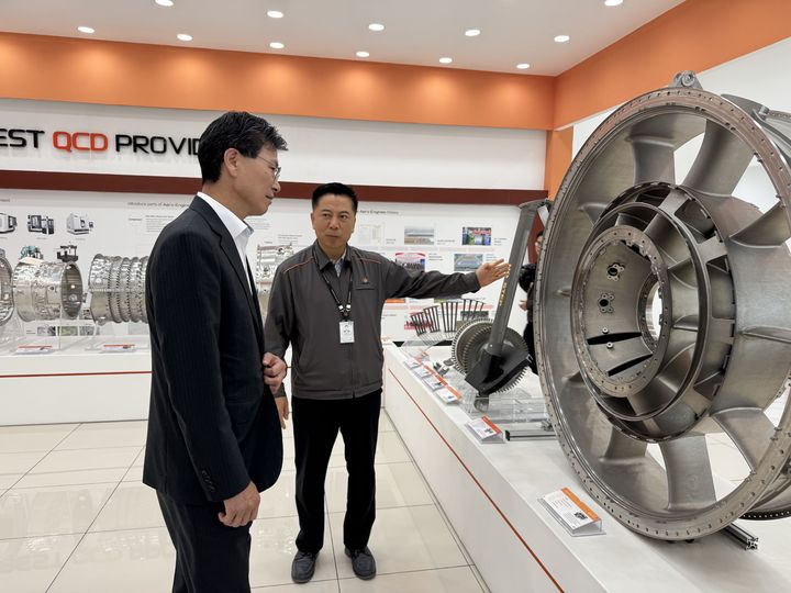 지난달 30일 강태영 농협은행장(왼쪽)이 베트남 하노이 인근에 위치한 한화에어로엔진 공장에서 부품에 대한 설명을 듣고 있다. (사진=농협은행 제공) *재판매 및 DB 금지