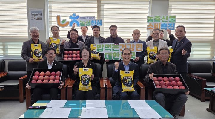 [거창=뉴시스] 거창군상공협의회, 農心天心 거창 농산물 소비촉진 캠페인 (사진=군지부 제공) 2025. 11. 04. photo@newsis.com  *재판매 및 DB 금지