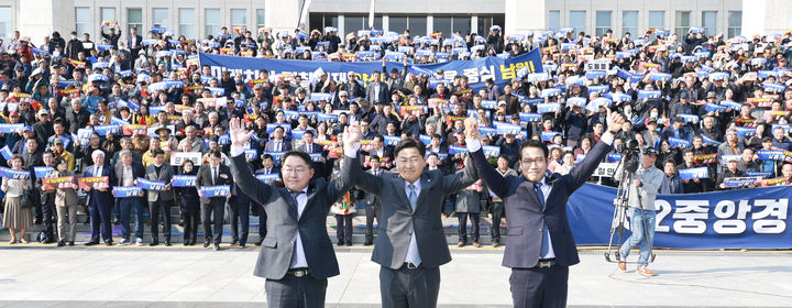 전북특별자치도는 4일 국회의사당에서 더불어민주당 전북도당(위원장 윤준병)과 국민의힘 전북도당(위원장 조배숙), 박희승 국회의원, 남원시와 공동으로 '제2중앙경찰학교 유치 촉구 결의대회 및 토론회'를 개최했다.(사진=전북특별자치도 제공) *재판매 및 DB 금지