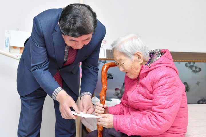 [횡성=뉴시스] 100세 어르신 장수지팡이 청려장 전달식. (사진=횡성군 제공) 2025.11.04. photo@newsis.com *재판매 및 DB 금지