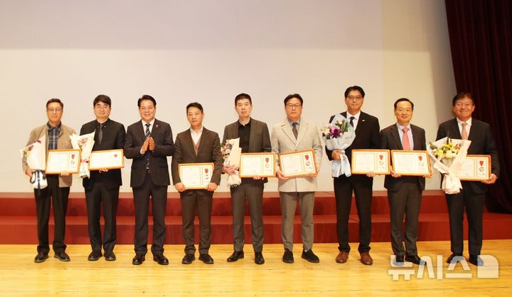 [안양=뉴시스] 올해 우수기업에 선정된 8개 기업 관계자가 최대호 시장(사진 왼쪽 세 번째)이 기념 촬영을 하고 있다.(사진=안양시 제공).2025.11.04.photo@newsis.com 