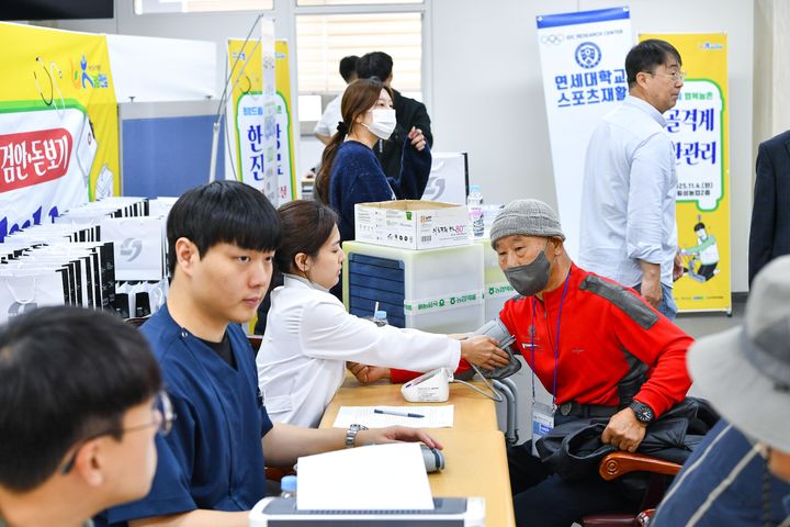 [횡성=뉴시스] 농촌 왕진버스 진료받는 주민 모습. (사진=횡성군 제공) 2025.11.04. photo@newsis.com *재판매 및 DB 금지