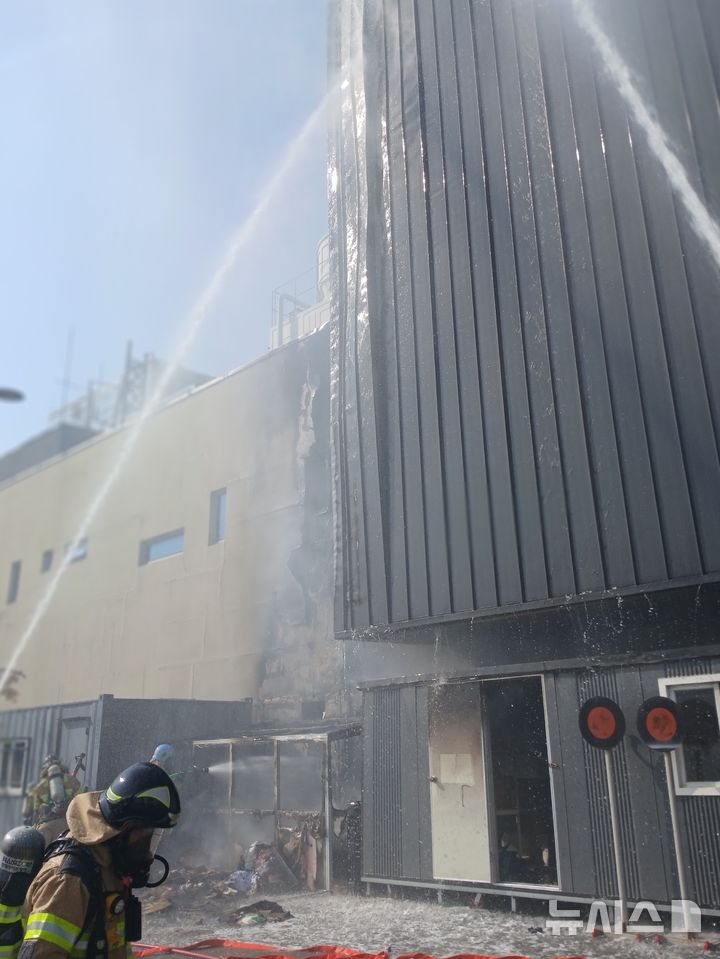 [인천=뉴시스] 4일 오후 인천 연수구 송도동 송도소방서 건물 외벽에서 원인이 밝혀지지 않은 불이 나 소방당국이 진화 작업을 벌이고 있다. (사진=인천소방본부 제공) 2025.11.04. photo@newsis.com