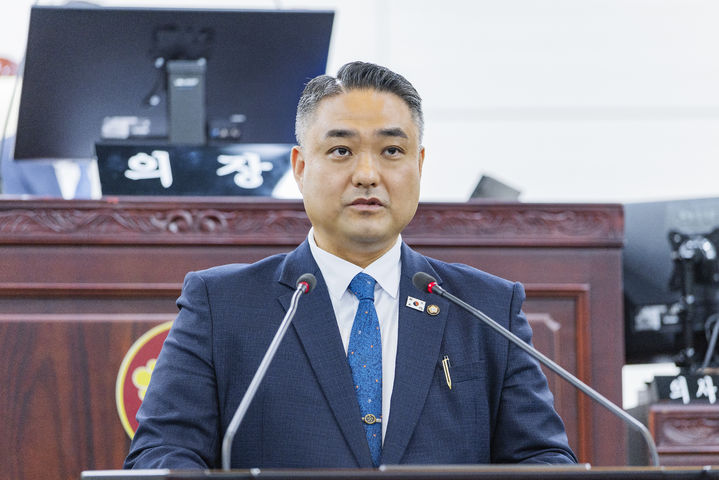 [화성=뉴시스]김상균 시의원이 2024년 12월 화성시의회 본회의에서 '화성시 남성 육아휴직 장려 활성화 지원조례'에 대해 제안 설명을 하고 있다.(사진=화성시의회 제공)2025.11.04.photo@newsis.com *재판매 및 DB 금지