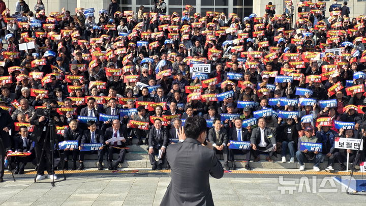 [남원=뉴시스] 4일 서울 국회의사당 앞에서 열린 '제2중앙경찰학교' 남원설립을 촉구하는 남원시민 등 지리산권역 영호남 자치단체 주민들의 결의대회에참석한 김관영 도지사가 제2중앙경찰학교 남원유치의 필요성을 강조하고 있다. 2025.11.04. kjh6685@newsis.com 