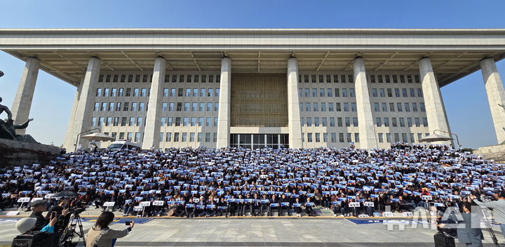 [남원=뉴시스] 4일 서울 국회의사당 앞에서 열린 '제2중앙경찰학교' 남원설립을 촉구하는 남원시민 등 지리산권역 영호남 자치단체 주민들의 결의대회에 참석한 주민들이 제2중앙경찰학교 남원 설립을 촉구하는 퍼포먼스를 하고 있다. 2025.11.04. kjh6685@newsis.com 