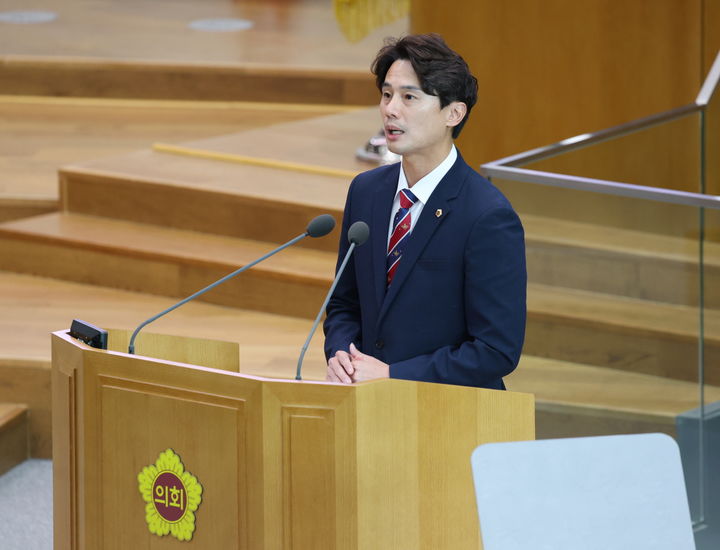 [수원=뉴시스] 황대호 경기도의회 문화체육관광위원회 위원장이 4일 제387회 정례회 제1차 본회의 5분 자유발언을 통해 남성 육아휴직의 필요성을 강조하고 있다. (사진=경기도의회 제공) 2025.11.04. photo@newsis.com *재판매 및 DB 금지