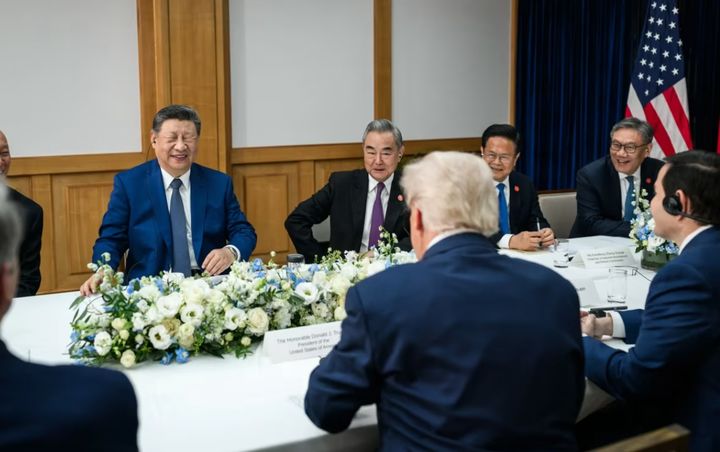 [서울=뉴시스] 시진핑 중국 국가주석이 지난달 30일 도널드 트럼프 미국 대통령과 회담하면서 트럼프 대통령이 보여준 종이 메모를 보고 두 눈을 감고 파안대소하는 장면. 백악관은 1일 정상회담과 관련한 사진 42장을 홈페이지 ‘갤러리’에 올리면서 이 사진도 포함시켰다.(출처: 백악관 홈페이지) 2025.11.04.  *재판매 및 DB 금지