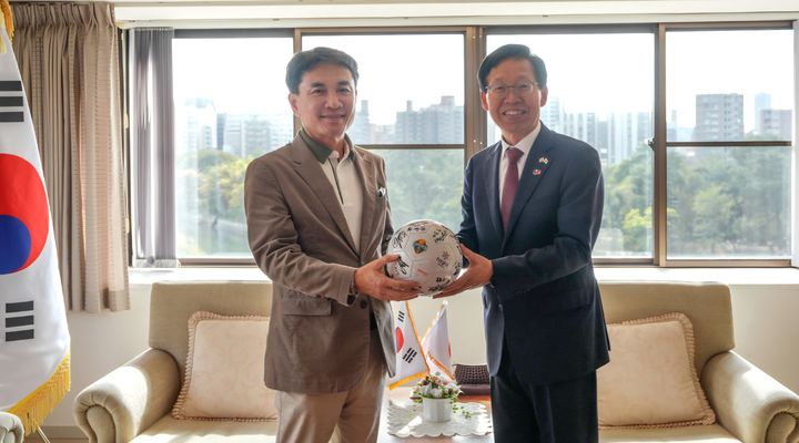 [춘천=뉴시스] 4일 김진태 강원특별자치도지사(시진 왼쪽)는 이날 강호증 주히로시마 대한민국총영사의 초청으로 총영사관저를 방문해 지방외교 협력 방안 등 교류 협력을 논의했다 고 밝혔다. 강원특별자치도 제공. *재판매 및 DB 금지