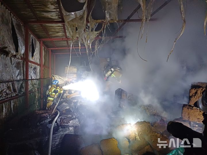 [포항=뉴시스] 안병철 기자 = 지난 3일 오후 6시22분께 경북 포항시 북구 기계면 폐기물 재활용 시설에서 화재가 발생했다.(사진=포항북부소방서 제공) 2025.11.04. photo@newsis.com