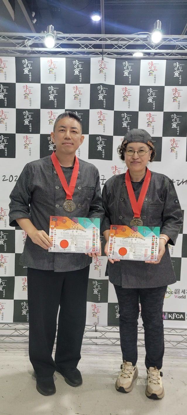 [여주=뉴시스]전국요리경연대회서 금상을 수상한 권광민(좌측)씨와 김다희 씨(사진=여주시 제공) 2025.11.04.photo@newsis.com *재판매 및 DB 금지