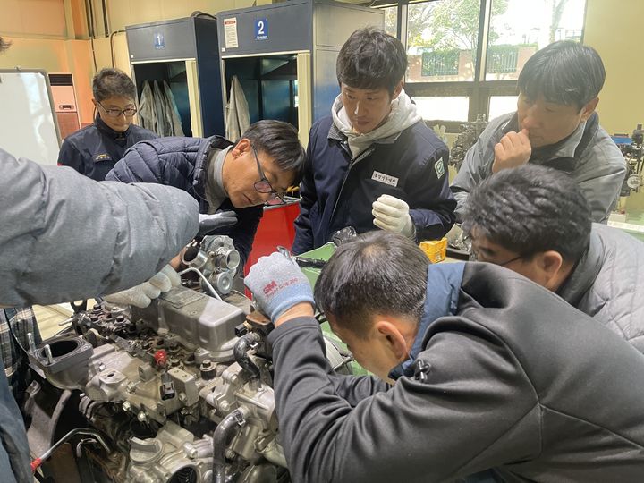 농진청, 신기종 농업기계 현장 기술교육...4대 제조사 기술 전수 - 뉴스 썸네일 이미지