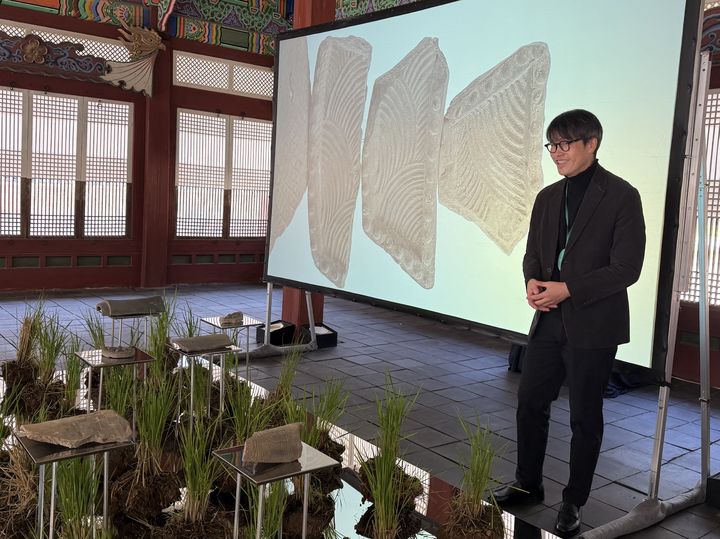 [서울=뉴시스] 이수린 수습 기자 = 서울 덕수궁에서 '땅의 조각, 피어나다' 전시가 열린다. 레오킴 작가가 작품 '시간의 겹에서 바라보다'를 설명하고 있다. *재판매 및 DB 금지