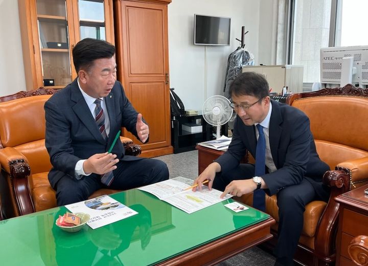 [청주=뉴시스] 이범석 충북 청주시장(왼쪽)이 4일 국회에서 한병도 예산결산특별위원장을 만나 내년도 정부예산 미반영 사업에 대한 국회 차원의 협조를 구하고 있다. (사진=청주시 제공) 2025.11.04. photo@newsis.com *재판매 및 DB 금지