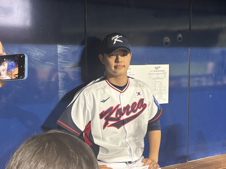 [서울=뉴시스] 김민수 수습 기자=프로야구 한화 이글스의 문동주가 4일 서울 고척스카이돔에서 열린 2025 K-베이스볼 시리즈 대비 3일 차 훈련을 앞두고 취재진을 만나 인터뷰하고 있다. 2025.11.04. jmmda@newsis.com *재판매 및 DB 금지