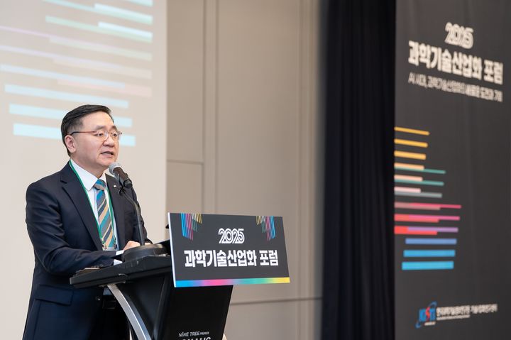 [대전=뉴시스] 이식 한국과학기술정보연구원(KISTI) 원장이 '2025 과학기술산업화 포럼'서 인사말을 하고 있다.(사진=KISTI 제공) *재판매 및 DB 금지