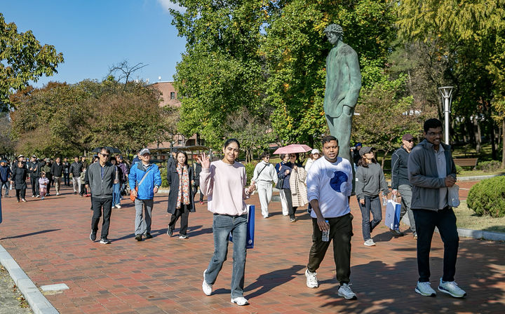 [대구=뉴시스] 영남대학교는 캠퍼스 일원에서 '2025 영남대학교 캠퍼스 가을 트레킹'을 개최했다. (사진=영남대학교 제공) 2025.11.04. photo@newsis.com *재판매 및 DB 금지