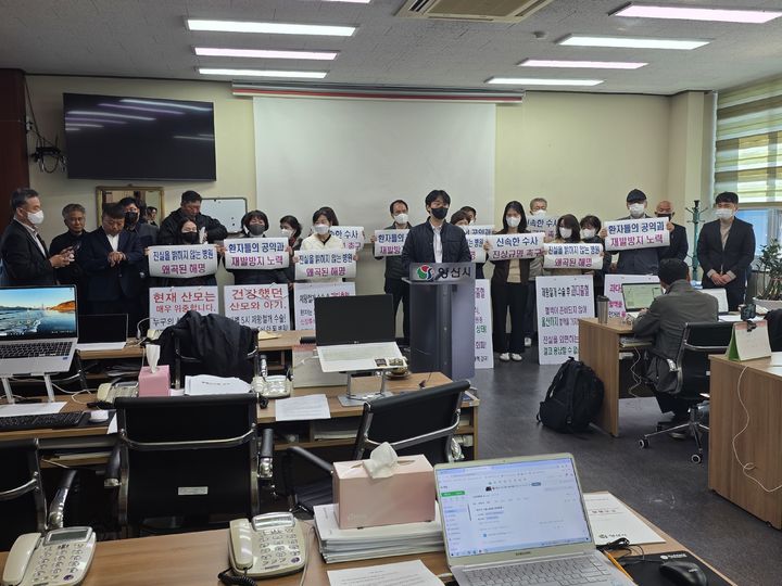 [양산=뉴시스] 양산의 한 산부인과에서 출산 후 산모가 위독한 의료사고가 발생하자 가족들이 억울함을 호소하며 양산시청 프레스센터에서 기자회견을 하고 있다. (사진=환자가족 제공) 2025.11.04. photo@newsis.com *재판매 및 DB 금지