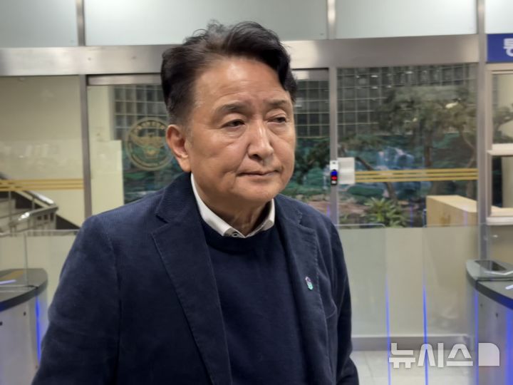 [서울=뉴시스] 한이재 기자 = 4일 국회증언감정법 위반 혐의를 받는 김영환 충북지사가 서울 영등포경찰서에서 피의자 신분으로 4시간가량 조사를 마친 후 경찰서를 나오고 있다. 2025.11.04. nowone@newsis.com