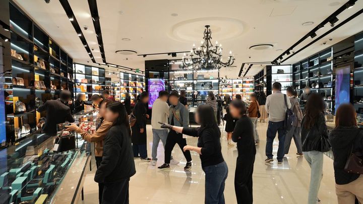 캉카스백화점 매장이 고객들로 붐비고 있다. *재판매 및 DB 금지