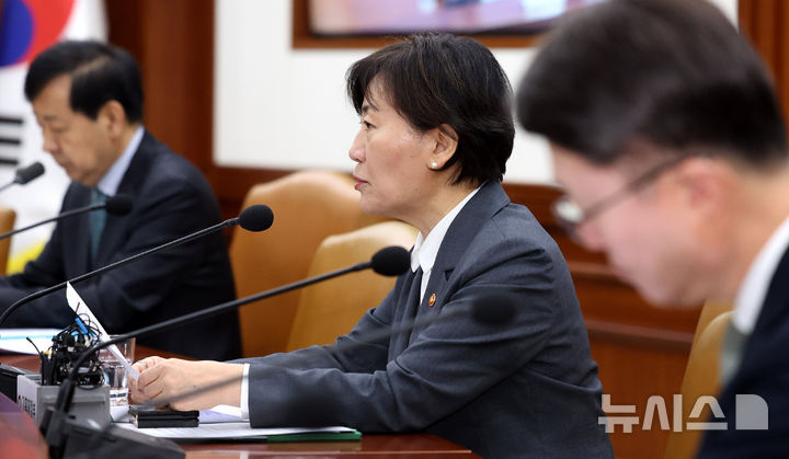 [서울=뉴시스] 추상철 기자 = 송미령 농림축산식품부 장관이 4일 오전 서울 종로구 정부서울청사에서 열린 '경제관계장관회의 겸 물가관계장관회의' 및 '산업경쟁력강화 관계장관회의'에서 발언하고 있다. 2025.11.04. scchoo@newsis.com