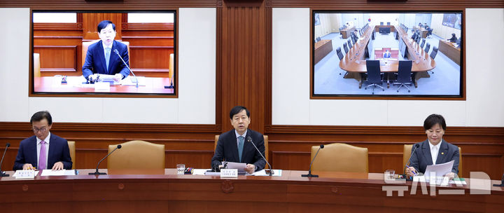 [서울=뉴시스] 추상철 기자 = 구윤철 경제부총리 겸 기획재정부 장관이 지난 4일 오전 서울 종로구 정부서울청사에서 열린 '경제관계장관회의 겸 물가관계장관회의' 및 '산업경쟁력강화 관계장관회의'에서 발언하고 있다. 2025.11.04. scchoo@newsis.com