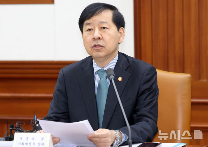 [서울=뉴시스] 추상철 기자 = 구윤철 경제부총리 겸 기획재정부 장관이 지난 4일 오전 서울 종로구 정부서울청사에서 열린 '경제관계장관회의 겸 물가관계장관회의' 및 '산업경쟁력강화 관계장관회의'에서 발언하고 있다. 2025.11.04. scchoo@newsis.com