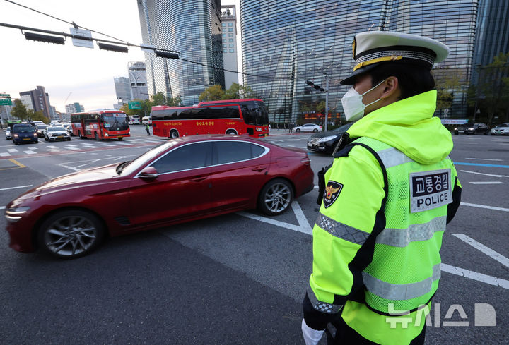 [서울=뉴시스] 배훈식 기자 = 시민이 직접 참여하는 교통문화 개선 프로젝트 '서울교통 Re-디자인 프로젝트'가 시작된 4일 오전 서울 종로구 동십자각 앞 경복궁사거리에서 경찰이 출근길 꼬리물기와 끼어들기 등 교통단속을 하고 있다. 2025.11.04. dahora83@newsis.com