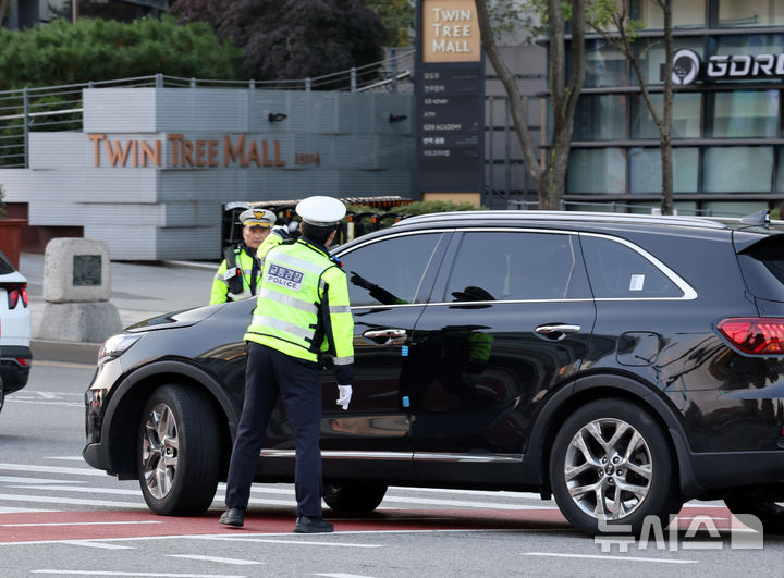 [서울=뉴시스] 배훈식 기자 = 시민이 직접 참여하는 교통문화 개선 프로젝트 '서울교통 Re-디자인 프로젝트'가 시작된 4일 오전 서울 종로구 동십자각 앞 경복궁사거리에서 경찰이 출근길 꼬리물기와 끼어들기 등 교통단속을 하고 있다. 2025.11.04. dahora83@newsis.com