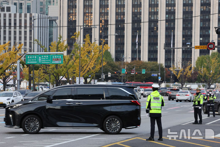 [서울=뉴시스] 배훈식 기자 = 시민이 직접 참여하는 교통문화 개선 프로젝트 '서울교통 Re-디자인 프로젝트'가 시작된 4일 오전 서울 종로구 동십자각 앞 경복궁사거리에서 경찰이 출근길 꼬리물기와 끼어들기 등 교통단속을 하고 있다. 2025.11.04. dahora83@newsis.com