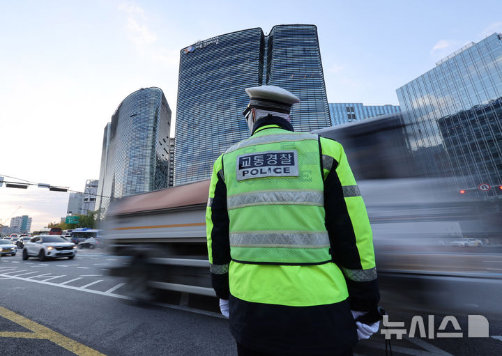 [서울=뉴시스] 배훈식 기자 = 시민이 직접 참여하는 교통문화 개선 프로젝트 '서울교통 Re-디자인 프로젝트'가 시작된 4일 오전 서울 종로구 동십자각 앞 경복궁사거리에서 경찰이 출근길 꼬리물기와 끼어들기 등 교통단속을 하고 있다. 2025.11.04. dahora83@newsis.com