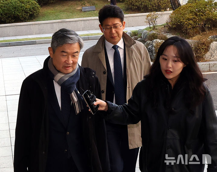 [서울=뉴시스] 박주성 기자 = 조태용 전 국정원장이 지난 4일 서울 서초구 서울고검에 마련된 12·3 비상계엄 관련 내란·외환 의혹을 수사 중인 내란 특별검사팀(특별검사 조은석) 사무실에 피의자 신분으로 출석하고 있다. 2025.11.04. park7691@newsis.com
