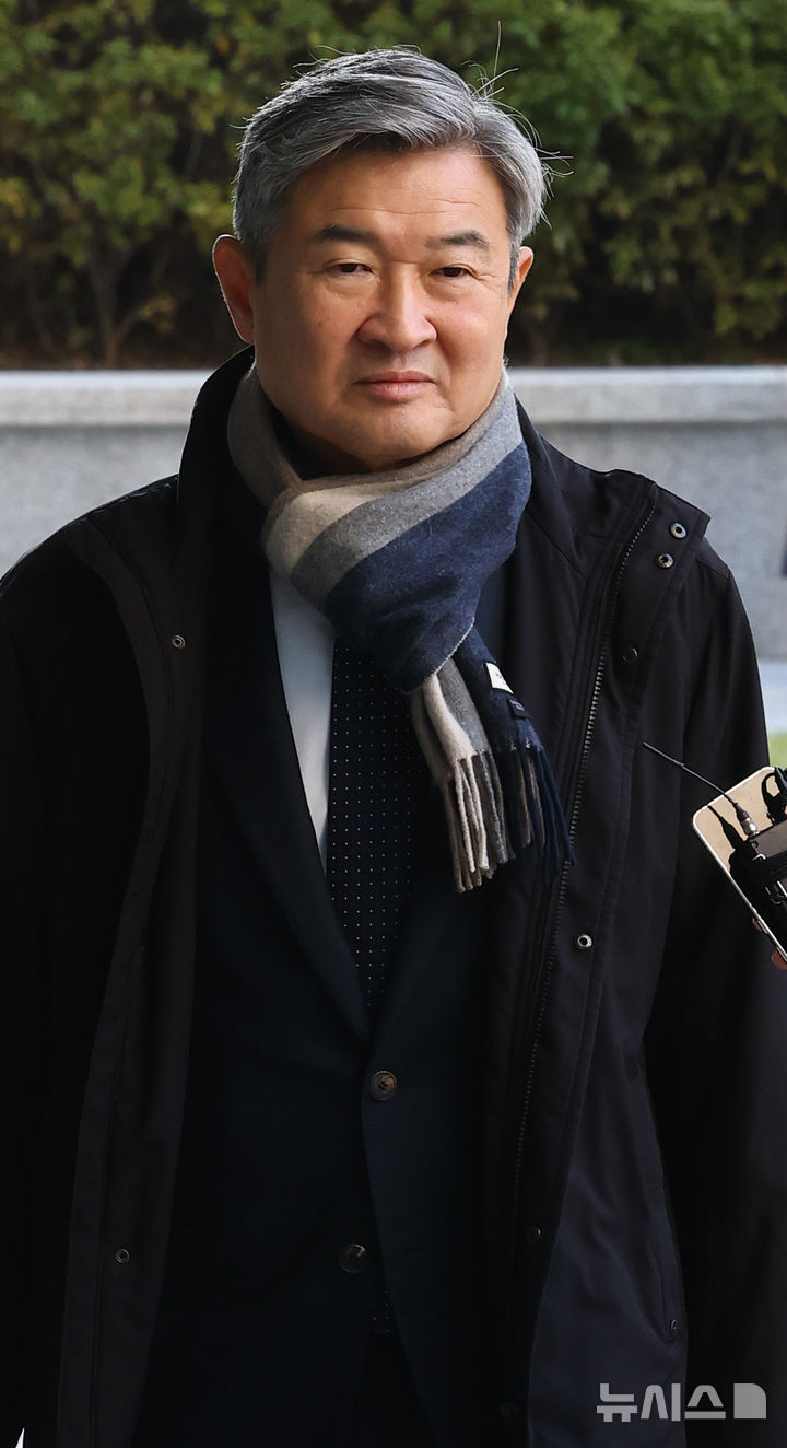 [서울=뉴시스] 박주성 기자 = 조태용 전 국정원장이 4일 서울 서초구 서울고검에 마련된 12·3 비상계엄 관련 내란·외환 의혹을 수사 중인 내란 특별검사팀(특별검사 조은석) 사무실에 피의자 신분으로 출석하고 있다. 2025.11.04. park7691@newsis.com