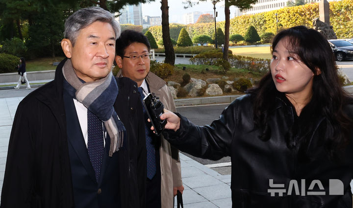 [서울=뉴시스] 박주성 기자 = 조태용 전 국정원장이 지난 4일 서울 서초구 서울고검에 마련된 12·3 비상계엄 관련 내란·외환 의혹을 수사 중인 내란 특별검사팀(특별검사 조은석) 사무실에 피의자 신분으로 출석하고 있다. 2025.11.04. park7691@newsis.com