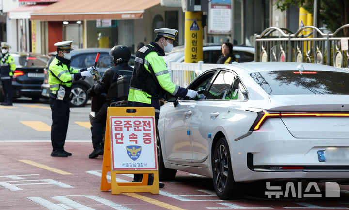 [서울=뉴시스] 홍효식 기자 = 4일 서울 강남구 논현초등학교 인근에서 열린 서울교통 Re-디자인 프로젝트 관련 '속 시원한 교통 단속' 동행 취재에서 경찰들이 어린이보호구역 주변 음주운전 및 정지선 위반 등을 단속하고 있다. 2025.11.04. yesphoto@newsis.com