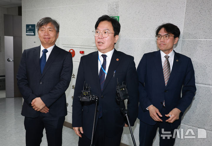 [서울=뉴시스] 고승민 기자 = 김영훈 고용노동부 장관이 지난 11월 4일 서울 여의도 국회 의원회관에서 열린 더불어민주당 기후에너지환경위원과의 당정 협의 후 기자들에게 현안에 대해 입장을 밝히고 있다. 2025.11.04. kkssmm99@newsis.com